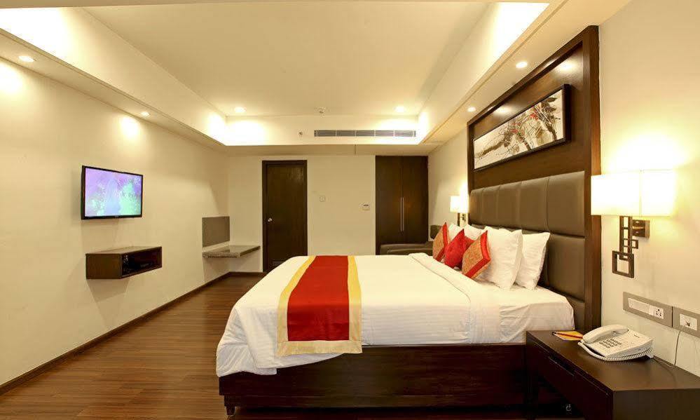 Goutham Grand Hotel - Tenali Vijayawāda エクステリア 写真
